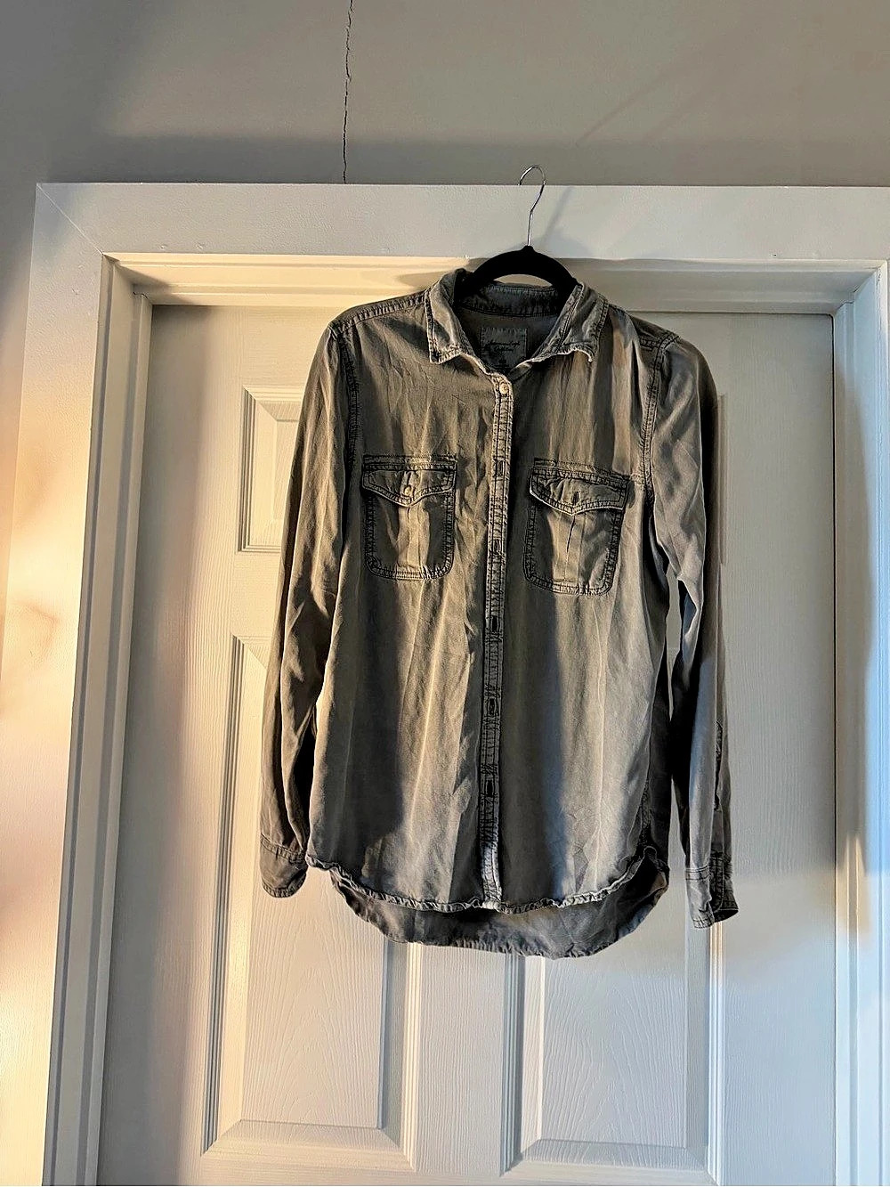 American Eagle Outfitters Button Down Shirt in Green Size Medium
